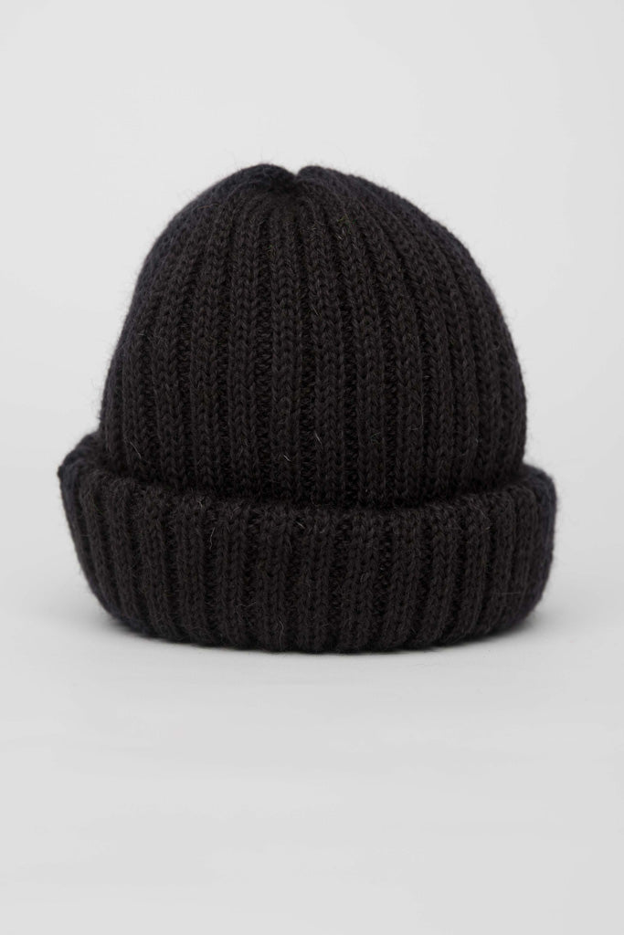 Black Dobbo (short knitted beanie)