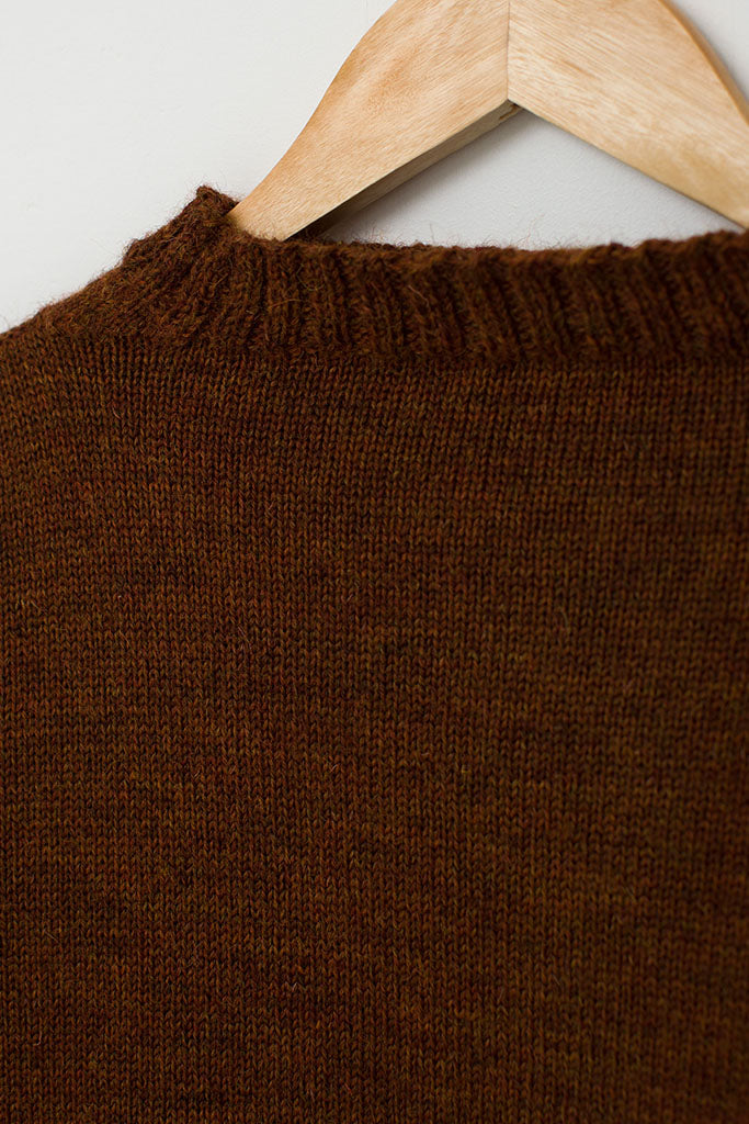 Neck detail on a Cinnamon Traditional Guernsey
